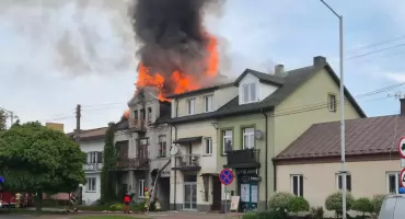 Nasi strażacy ze wsparciem przy groźnym pożarze w Ostrowcu Św.