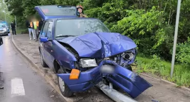 Kolizja na DK42 w Starachowicach. Kobieta z trojgiem dzieci w aucie uderzyła w busa i słup oświetleniowy
