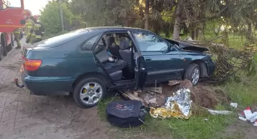 Wypadek w Rzepinie Kolonii. Toyota uderzyła w ogrodzenie posesji, są ranni
