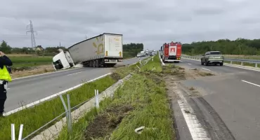 Obwodnica Wąchocka zablokowana, ciężarówka w rowie