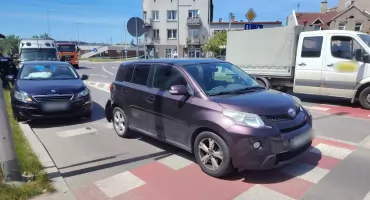 Wypadek przed przejściem dla pieszych. Dwie kobiety w szpitalu