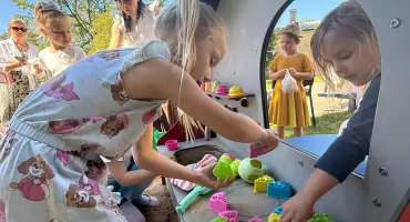 Nowy plac zabaw przy PM nr 6. Wywrotka i koniki cieszą dzieciaki