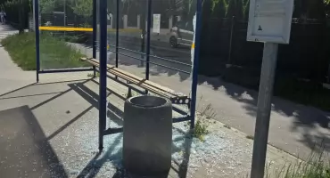 Wandal zdemolował wiatę przystankową. Nie ujdzie mu to płazem!
