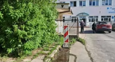 Wyciek wody na Majówce. PWiK mówi o awarii i planach przebudowy przyłącza