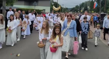 Tysiące wiernych przeszły ulicami. Boże Ciało w parafiach powiatu starachowickiego (fotorelacja)