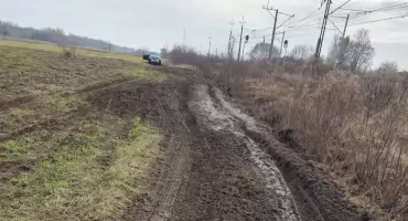 Zrujnowana droga w  gm. Brody. Rolnik skarży się na dojazd do pola