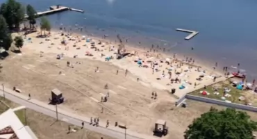 Tłumy nad Lubianką! Parkingi pękały w szwach, a plaża przeżyła prawdziwe oblężenie