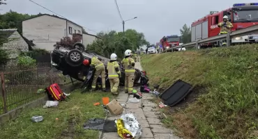 Groźny wypadek w Stykowie. Ford dachował, 59-letni kierowca był zakleszczony