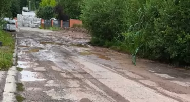  Cegielniana tonie po każdym deszczu. Zapchane studzienki, a droga jak poligon