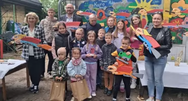 Legendy świętokrzyskie ożyły w drewnie. Finał Letniej Szkółki Rzeźbiarskiej w Starachowicach