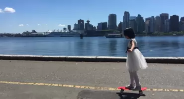 Penny board jako tani i praktyczny sposób na przemieszczanie się po mieście dla starachowickiej młodzieży