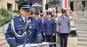 Święto Policji w Starachowicach. Awanse i wyróżnienia na apelu przed Parkiem Kultury
