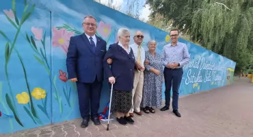  Wyjątkowy mural odsłonięty w Ratajach. Hołd dla kobiet, które tworzyły lokalną historię