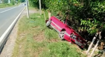 Zderzenie na Ostrowieckiej. Audi wpadło do rowu po uderzeniu busa