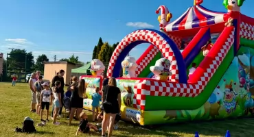 Rodzinny Piknik w Ratajach. Mieszkańcy właśnie wspólnie się bawią