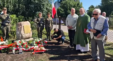 Pacyfikacja Lipia uczczona tablicą pamięci 13 ofiar z sierpnia 1944 roku. Trwa Złaz na Dębową Górę