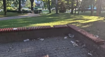  Skwerek przy Ławeczce Halnego. Od ulicy schludnie, od zaplecza - syf!