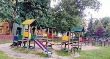  Niebezpieczne drzewa przy Żeromskiego. Aż strach pomyśleć, gdyby konar spadł na dzieci