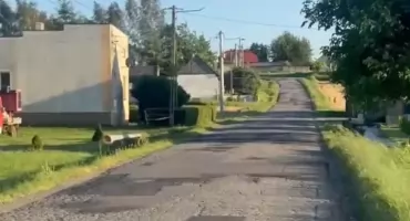  Droga w Łomnie w fatalnym stanie. Mieszkańcy czekają na remont