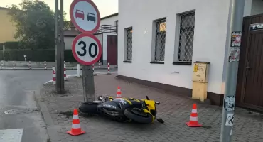 Hondą uderzył w słupek i latarnię. 28-latek trafił do szpitala