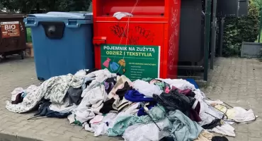  Przepełnione pojemniki na tekstylia. Czy miasto widzi problem?