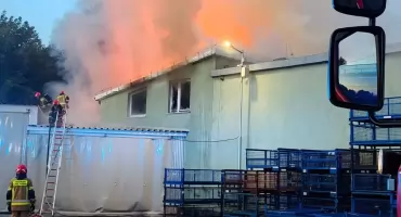 Pożar przy ul. Składowej w Starachowicach. Płonie budynek dawnej piekarni