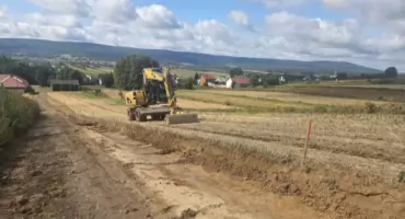  Droga do pól w gm. Pawłów modernizowana. W przyszłości będzie asfalt