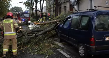 Po wichurze w Starachowicach. Kolizja z drzewem i zerwany dach