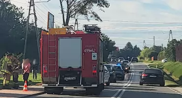 Wypadek w Warszówku: Zderzenie trzech samochodów, jedna osoba w szpitalu