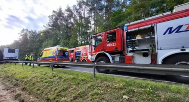 Nie żyje 23-letni kierowca osobówki. Trwają czynności pod nadzorem prokuratora