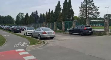 Policja apeluje przed niedzielnym meczem Staru. Nie parkuj przy stadionie!