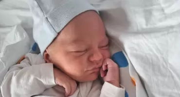 Ten chłopiec to nowa miłość dumnych rodziców
