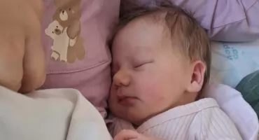 Sofia pozuje do swoich pierwszych zdjęć