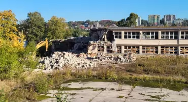 Trwa rozbiórka dawnej szkoły przy ul. Kieleckiej. Co tam powstanie?