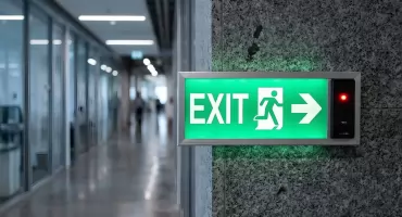 Jak wybrać oprawę ewakuacyjną? Czas podtrzymania, moc, szczelność i rodzaj zasilania