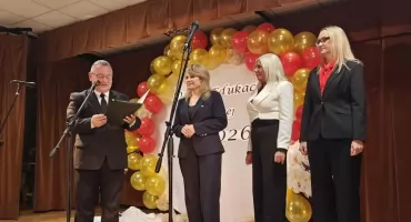 Gminy Dzień edukacji Narodowej w Wąchocku - nauczyciele i pracownicy z nagrodami