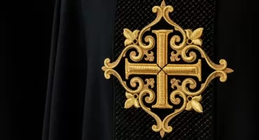 Kolory liturgiczne na Wielkanoc: Biel i złoto – radość Zmartwychwstania