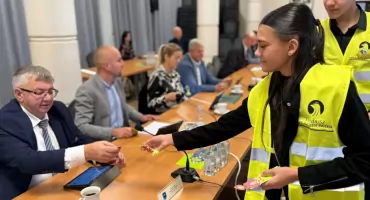 Odblaski dla radnych na sesji w Starachowicach. Bądźmy widoczni, bądźmy bezpieczni!